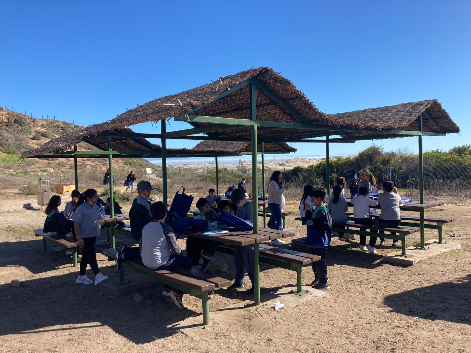 niños debajo parador laguna