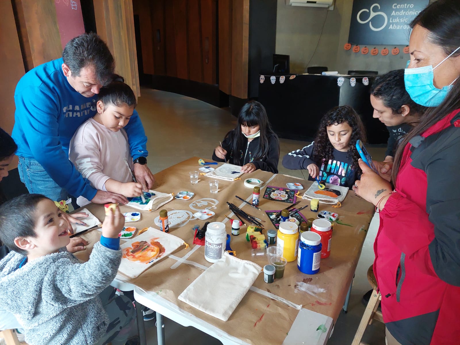 participantes taller bolsas de genero para halloween