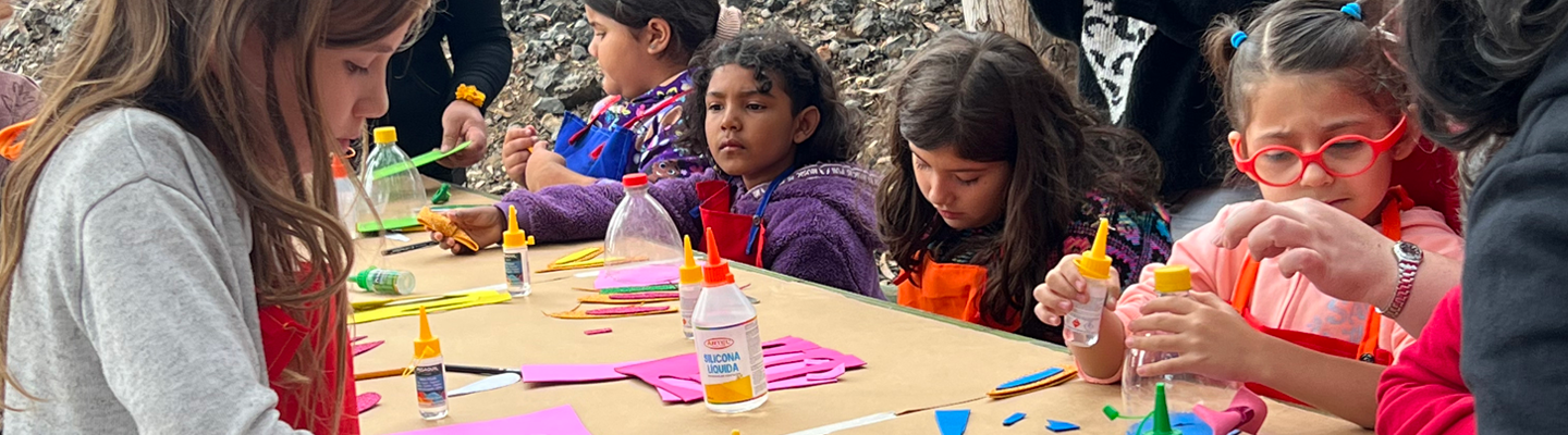 niños y niñas en taller de conejos de pascua realizado en CALA